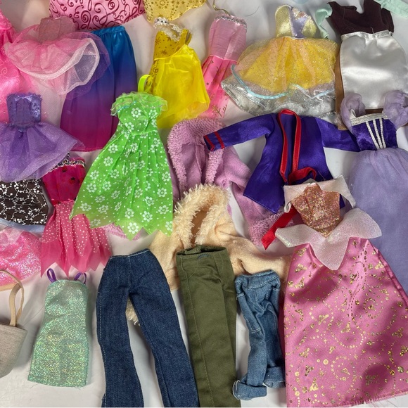 Assorted Disney Princess Dolls & Barbie Doll Outfits Clothes 5 Dolls 31 Clothes - Picture 4 of 5